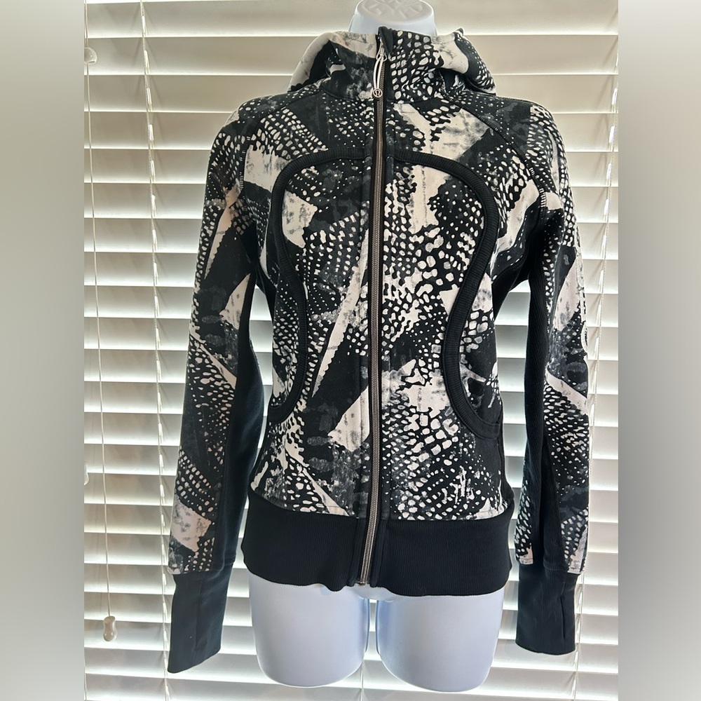 Rare Lululemon Scuba Hoodie Soul Cycle, size 8.  Black/White, Great condition
